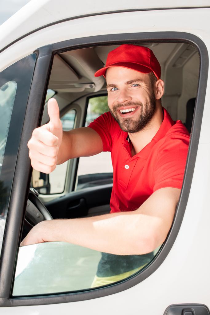 веселий чоловік доставки у білому фургоні показує великий палець вгору
 - Фото, зображення