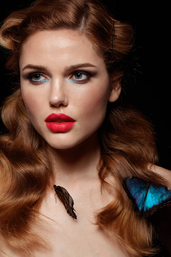 retrato de bela mulher loira com lábios vermelhos e duas borboletas exóticas sentadas em seu cabelo e pescoço
 - Foto, Imagem