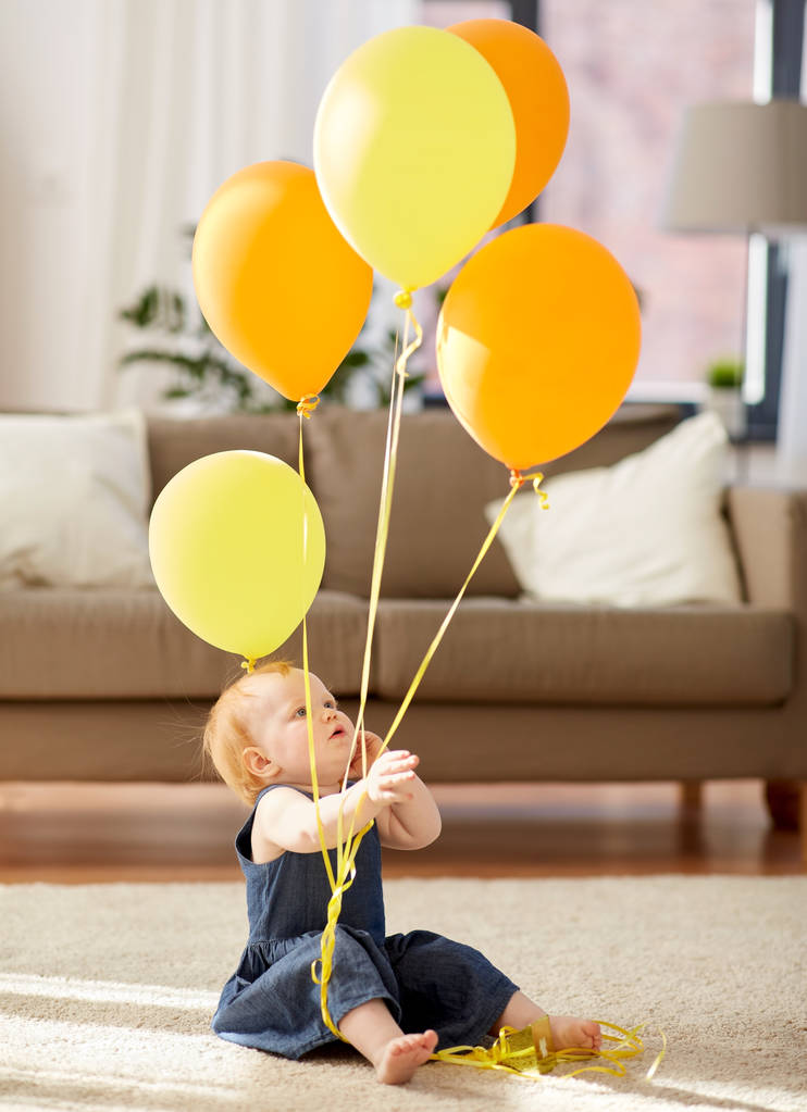 ihana punapää vauva tyttö ilmapalloja kotona
 - Valokuva, kuva