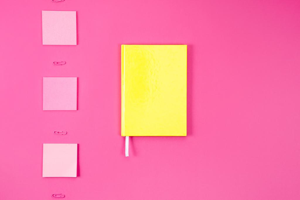 lapos feküdt a sárga notebook matricák és gemkapcsok, Pink - Fotó, kép