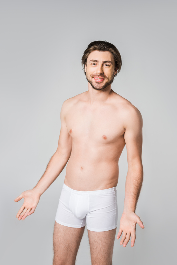 portrait de jeune homme en sous-vêtements blancs regardant caméra isolée sur gris
 - Photo, image