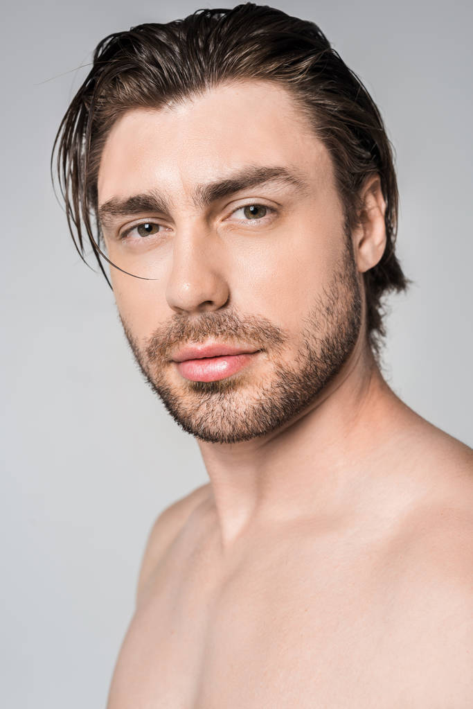 portrét zamyšlený shirtless člověka s stylový účes při pohledu na fotoaparát izolované Grey - Fotografie, Obrázek
