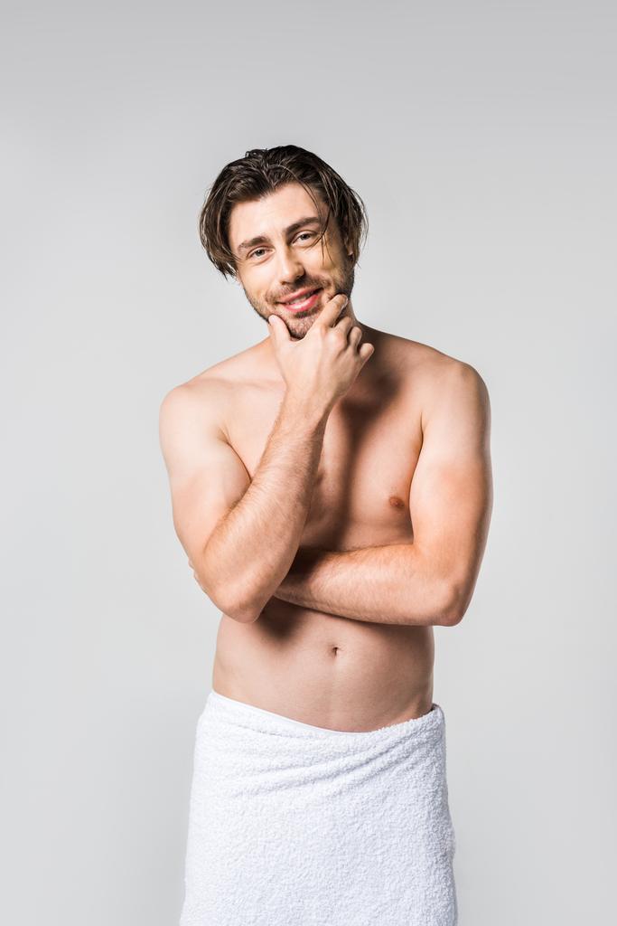 retrato de homem bonito em toalha branca olhando para câmera isolada em cinza
 - Foto, Imagem