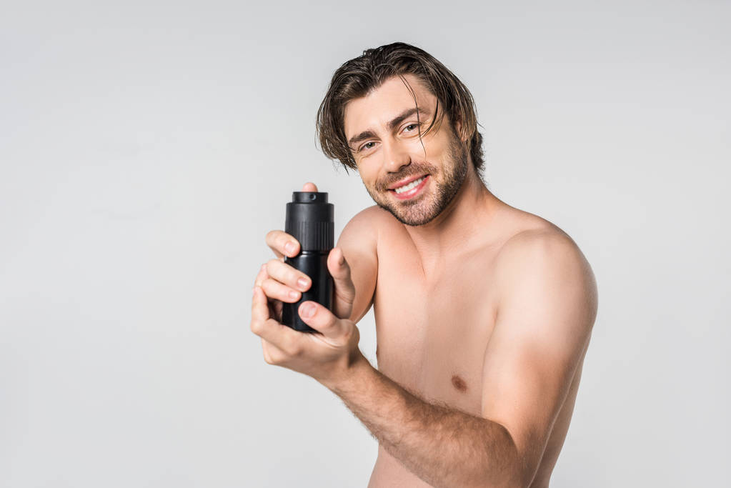 портрет красивого мужчины с мужским дезодорантом, изолированным на сером
 - Фото, изображение