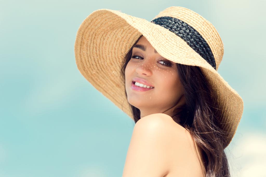 ευτυχισμένος κορίτσι ελκυστικό θέτοντας σε ψάθινο καπέλο - Φωτογραφία, εικόνα