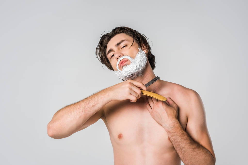 retrato de homem sem camisa com espuma no rosto barba de barbear isolado em cinza
 - Foto, Imagem