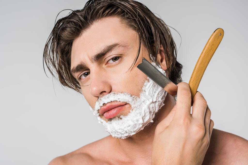 ritratto di uomo senza camicia con schiuma sul viso barba da barba con rasoio dritto isolato su grigio
 - Foto, immagini