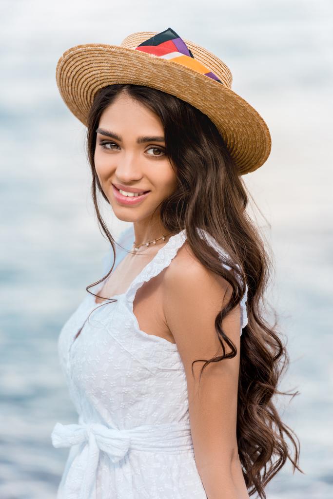 boldog fiatal nő a nyáron szalma kalap - Fotó, kép