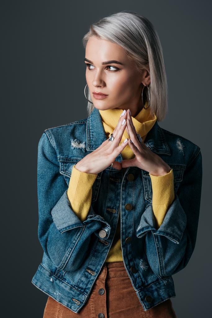 bela mulher em elegante gola alta amarela e jaqueta de jeans, isolado em cinza
 - Foto, Imagem
