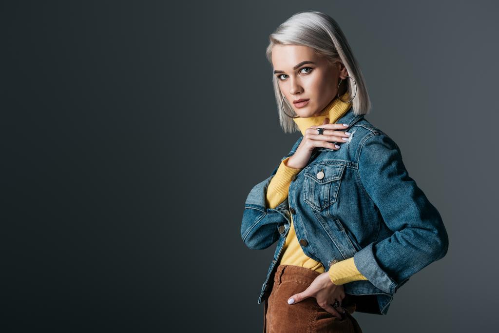 menina atraente em gola alta amarela e jaqueta jeans na moda, isolado em cinza
 - Foto, Imagem