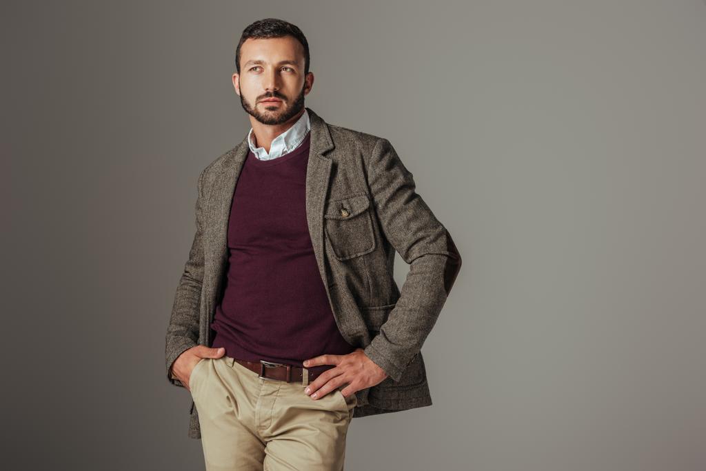 элегантный стильный мужчина позирует осенью твидовый пиджак, изолированный на сером
 - Фото, изображение