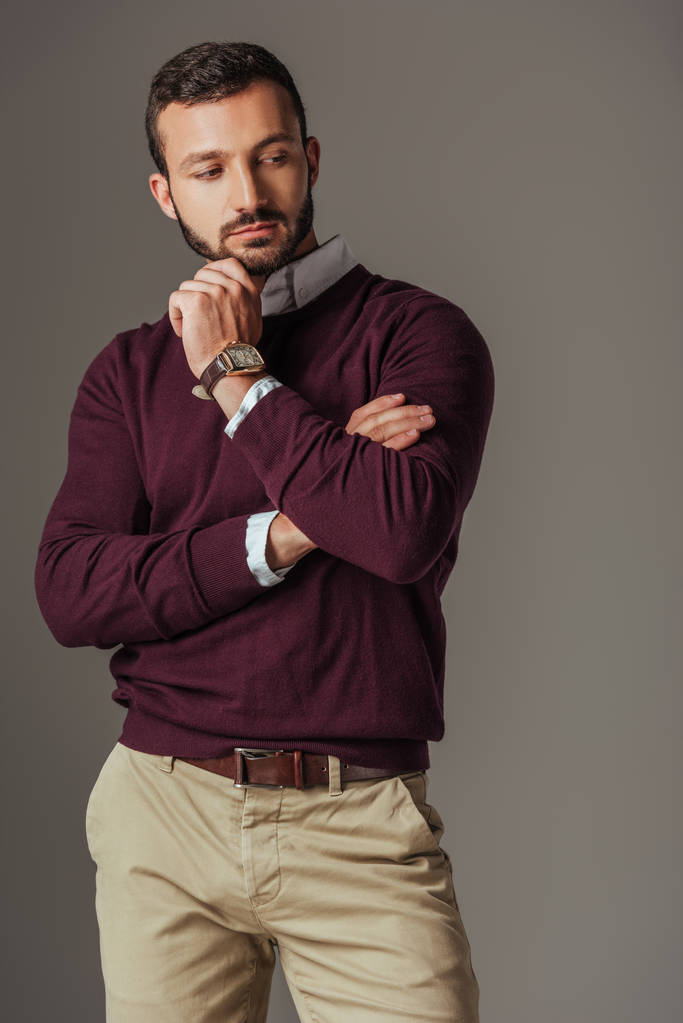 Красивый бородатый мужчина, позирующий в бордовом свитере, изолированный на сером
 - Фото, изображение