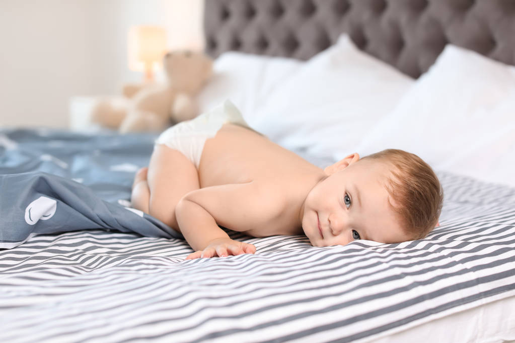 Adorable bebé tendido en la cama en casa
 - Foto, imagen