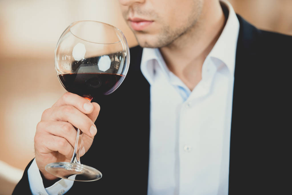 Młody człowiek picia szkło czerwone wina z bliska - Zdjęcie, obraz