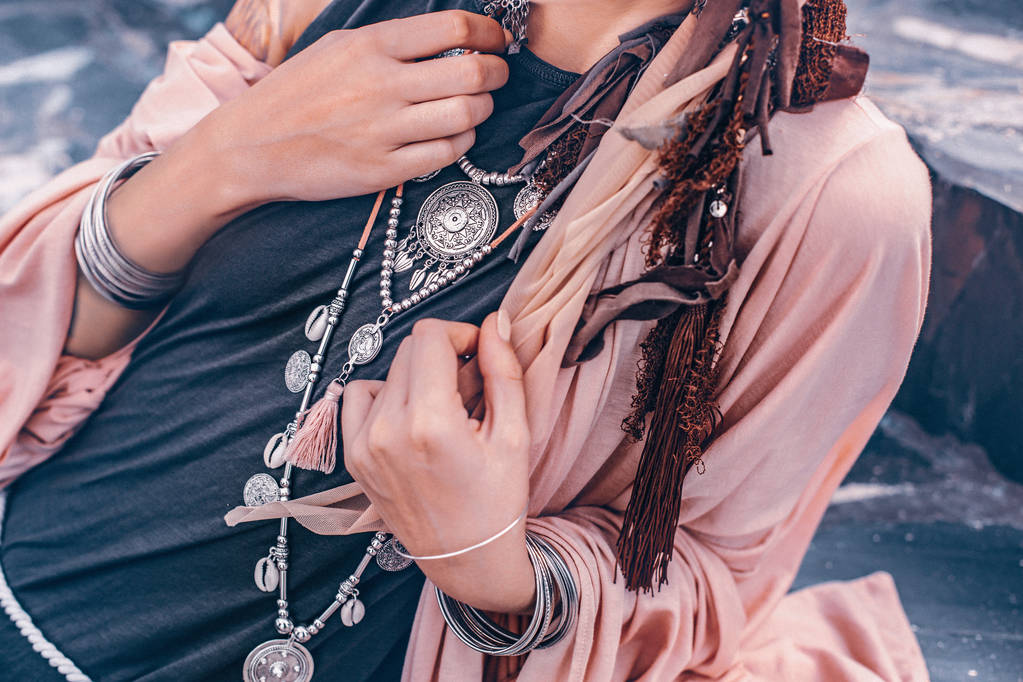 Close up van stijlvolle jongedame met modieuze boho accessoires  - Foto, afbeelding