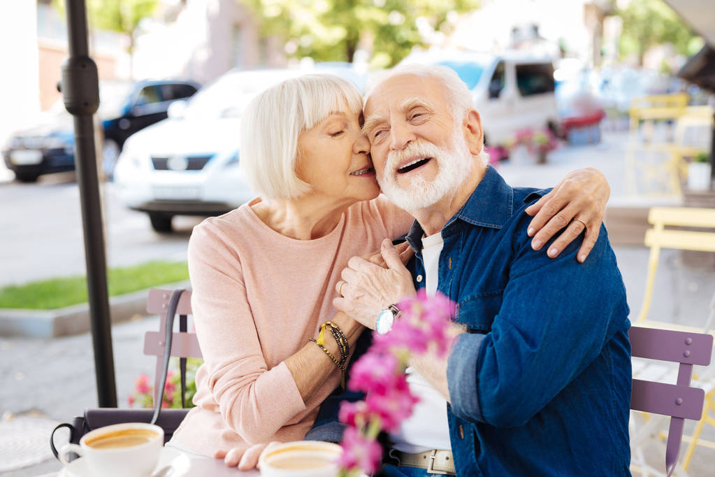 Gioioso anziano coppia gallivanting
 - Foto, immagini