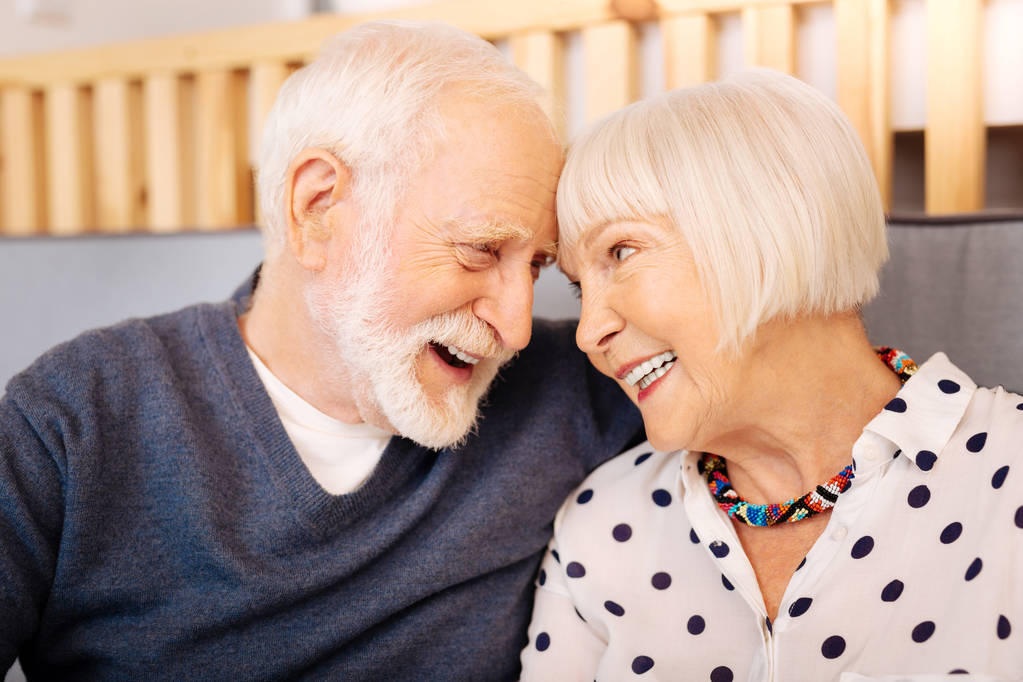 Affascinante coppia anziana esprimere amore
 - Foto, immagini