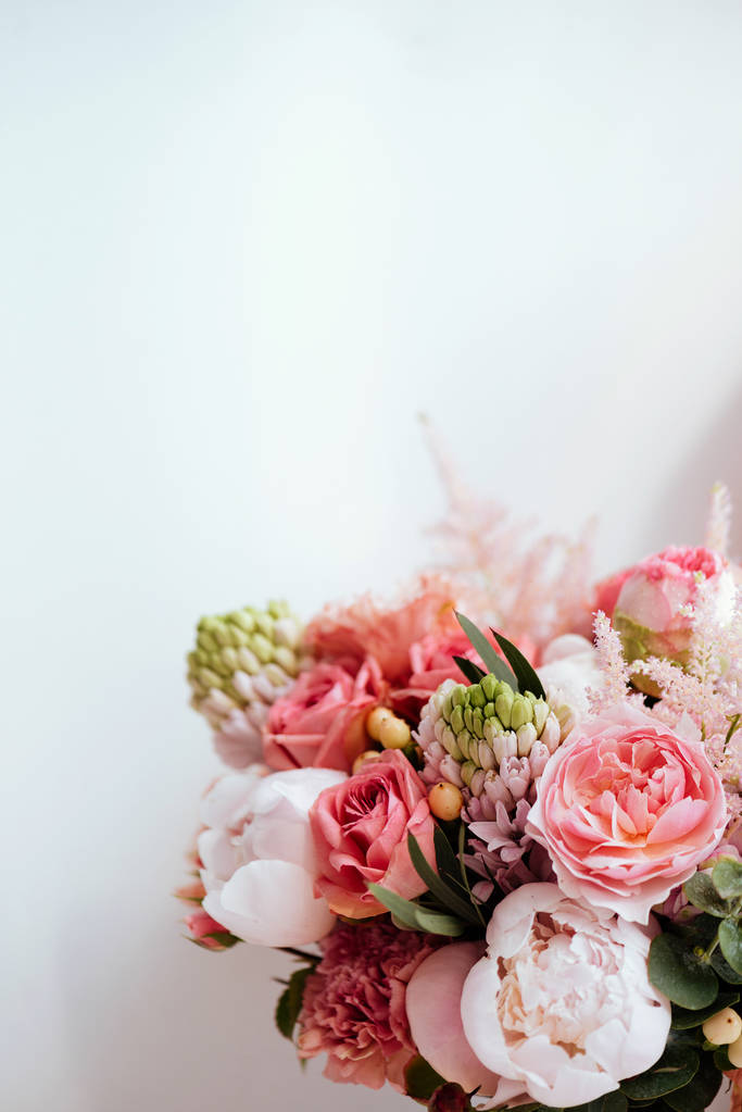 Όμορφα λουλούδια που ανθίζουν: παιώνιες, τριαντάφυλλα, ranunculus, τουλίπες, τα γαρίφαλα, eustoma lisianthks Ορτανσία σε τρυφερό ροζ χρώμα - Φωτογραφία, εικόνα
