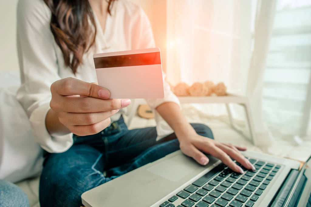 Handen met creditcard en laptop. Online winkelen - Foto, afbeelding