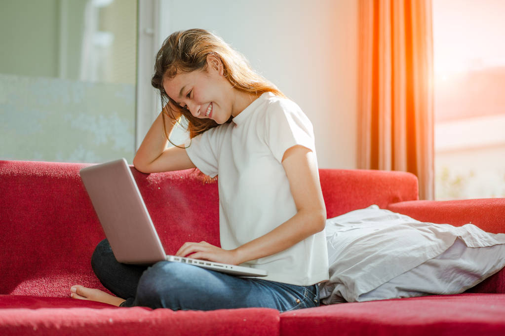 fiatal gyönyörű nő használ laptop számítógép hom - Fotó, kép