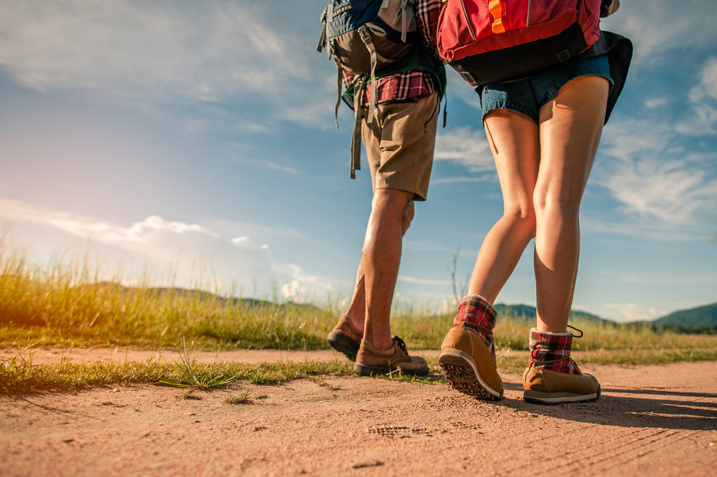 Turisté s batohy pěší stezka lesem nošení horské boty se zaměřením na boty. - Fotografie, Obrázek