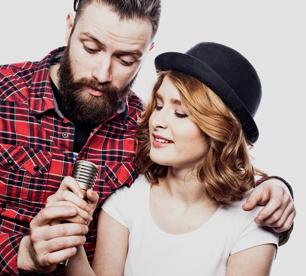 Mode de vie et concept de personnes : Jeune couple avec microphone
 - Photo, image