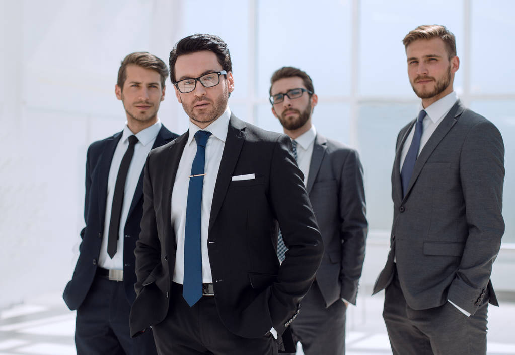 biznesmen i jego zespół biznesowy stojący w biurze - Zdjęcie, obraz