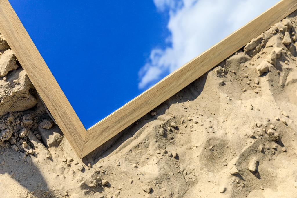 Widok z góry z lustrem z odbiciem błękitne niebo chmury, leżące na piasku - Zdjęcie, obraz