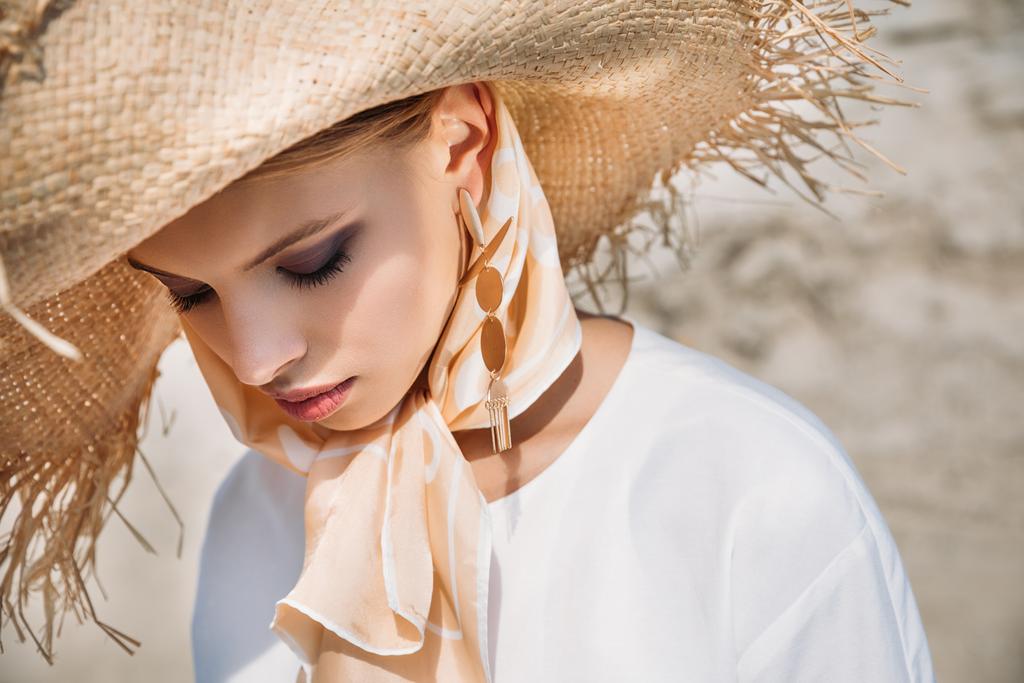 hermosa chica tierna posando en bufanda de seda y sombrero de paja
 - Foto, imagen
