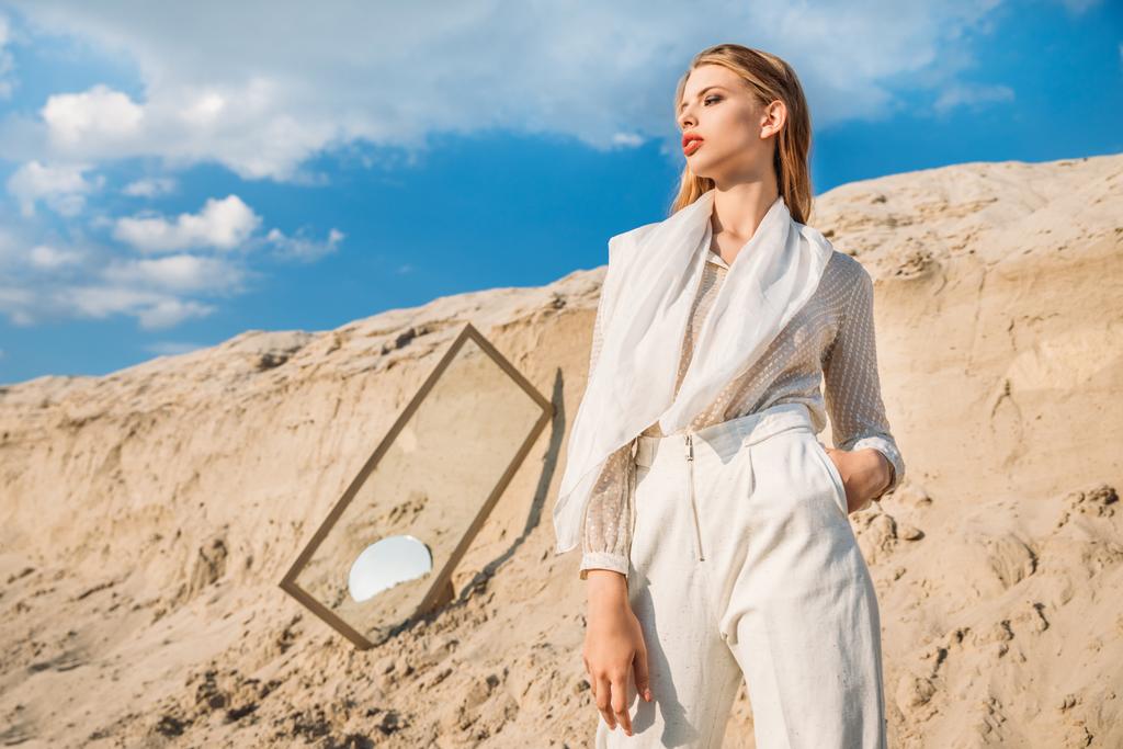eşarp yakınındaki kum ayna ile beyaz giysiler içinde poz güzel kız - Fotoğraf, Görsel