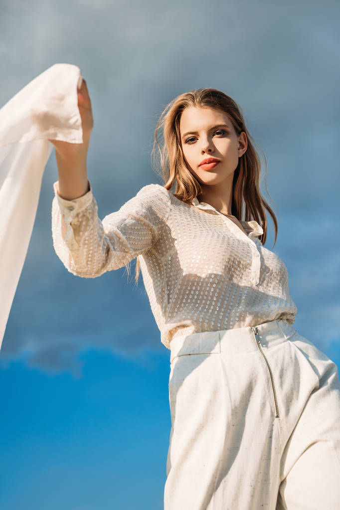 eşarp, mavi bulutlu gökyüzü ile ile beyaz giysili şık çekici kızı - Fotoğraf, Görsel
