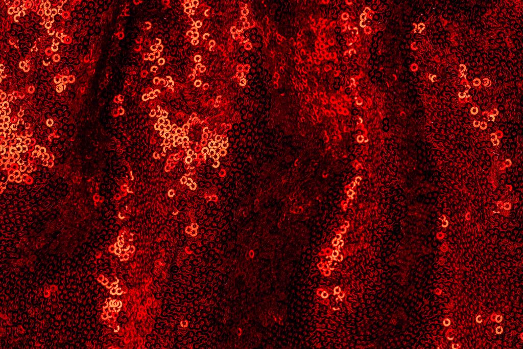vue de dessus du textile rouge foncé avec des paillettes brillantes comme arrière-plan
  - Photo, image