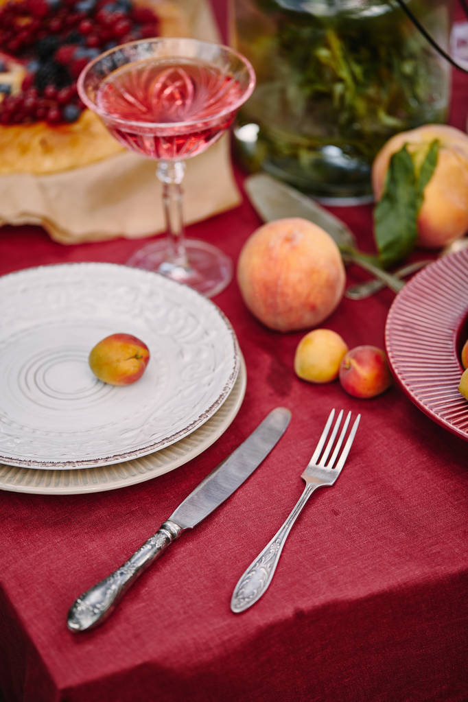 Gabel, Messer und Teller auf Tisch im Garten - Foto, Bild