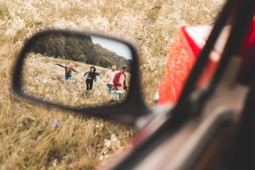 auto peili heijastus ryhmä nuoria käynnissä aloittain
 - Valokuva, kuva