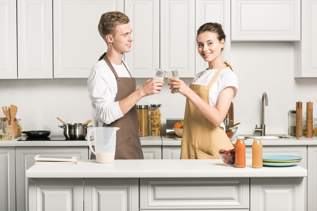 giovane coppia clinking con bicchieri di frullato in cucina
 - Foto, immagini