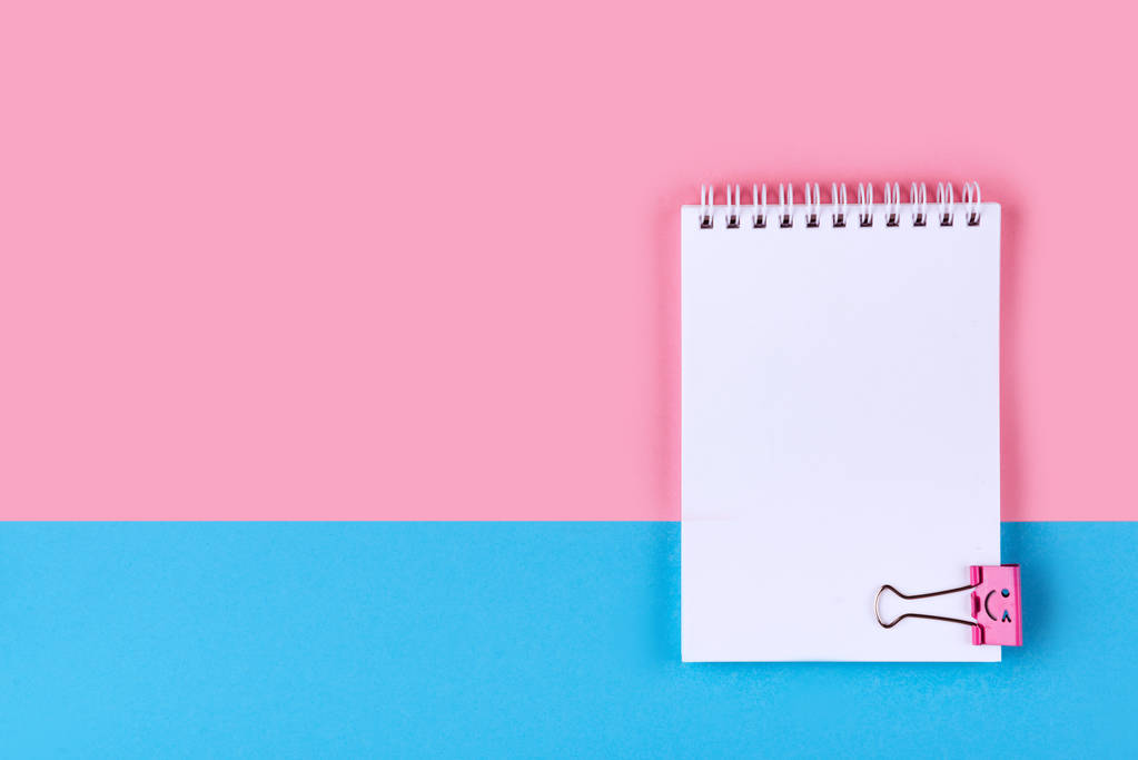 Bovenaanzicht van lege notebook op kleurrijke achtergrond roze blauw met kopie ruimte. - Foto, afbeelding