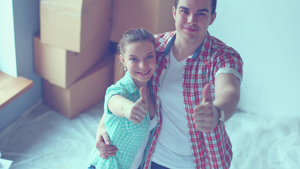 Retrato de una joven pareja mudándose a un nuevo hogar. Pareja joven
 - Foto, Imagen
