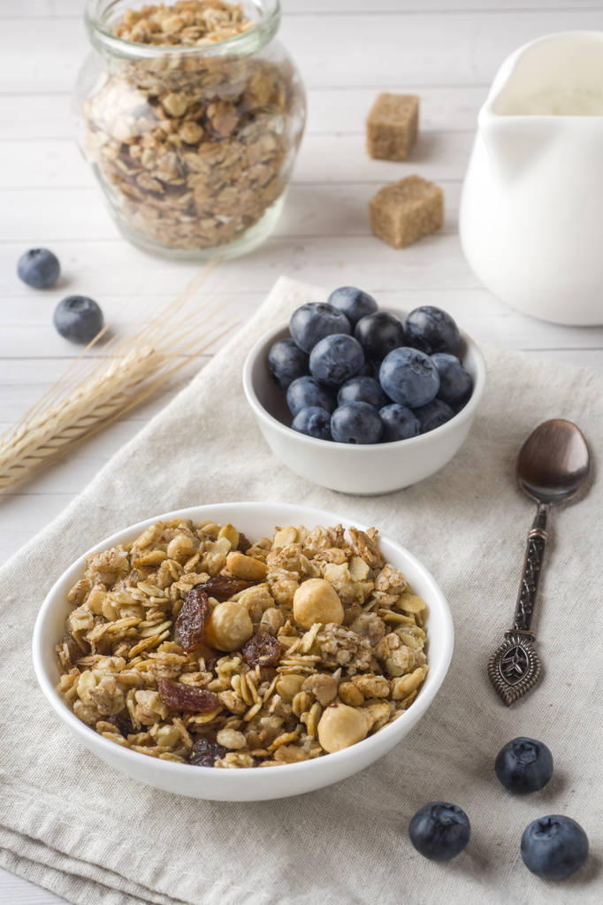 Kaurahiutaleita, rakeita ja pähkinöitä mysliä mustikoilla. Käsite terveellistä ruokaa, Aamiainen
 - Valokuva, kuva