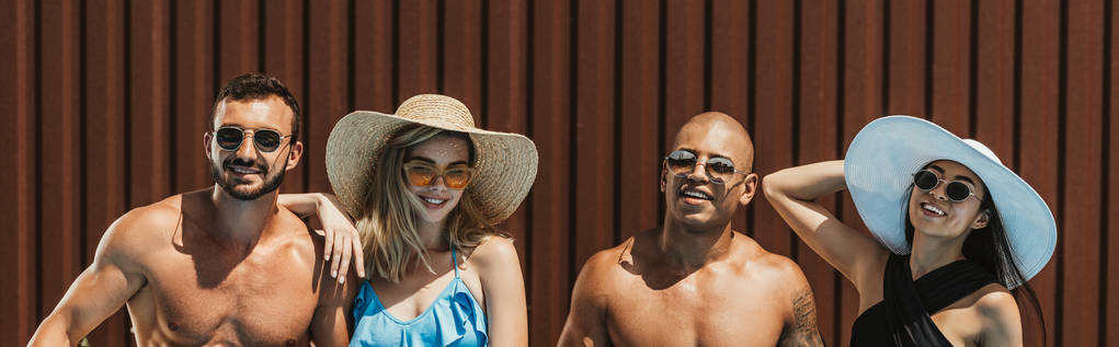 щасливі багатоетнічні друзі в сонцезахисних окулярах і солом'яних капелюхах влітку
 - Фото, зображення