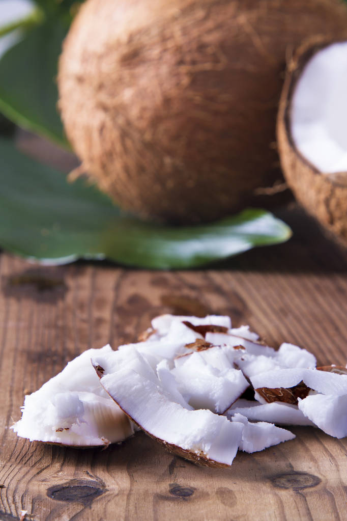 posiekane kokosowe na drewnianym stole - Zdjęcie, obraz