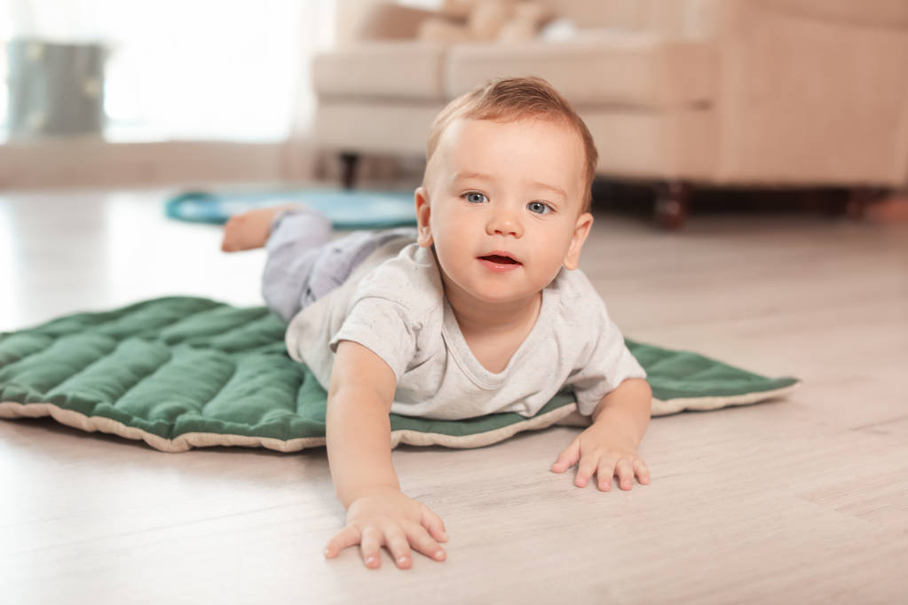 entzückendes kleines Baby krabbelt zu Hause auf dem Boden - Foto, Bild
