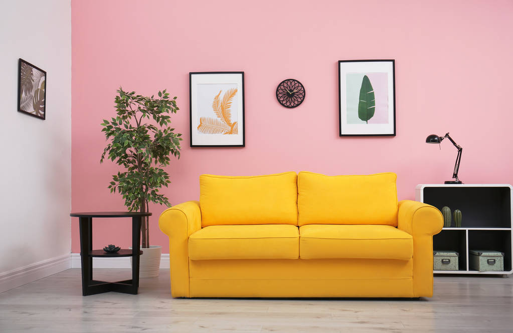 Εσωτερικό σύγχρονη καθιστικό δωμάτιο με άνετο καναπέ κίτρινο κοντά σε χρώμα τοίχου - Φωτογραφία, εικόνα