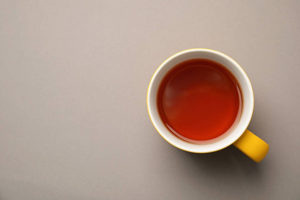 Taza de té negro sobre fondo de color, vista superior
 - Foto, Imagen