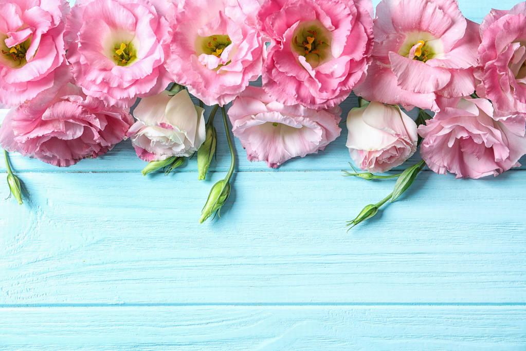 木製の背景に美しいトルコギキョウの花でフラット レイアウト構成 - 写真・画像