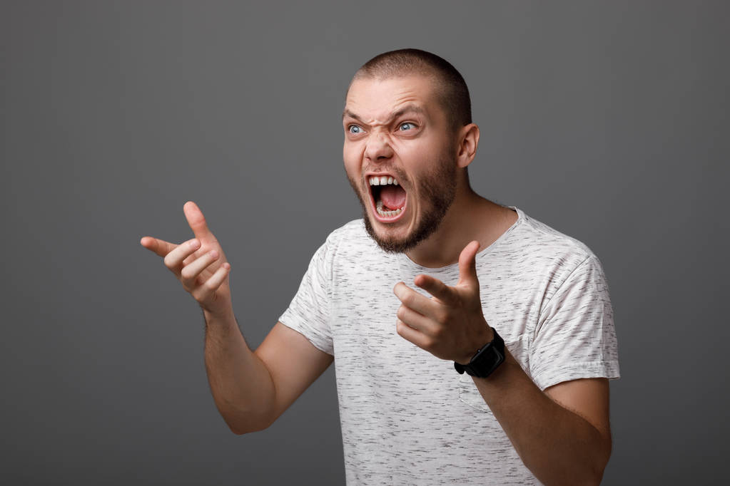 Θυμωμένος ουρλιάζοντας νεαρός άνδρας - Φωτογραφία, εικόνα