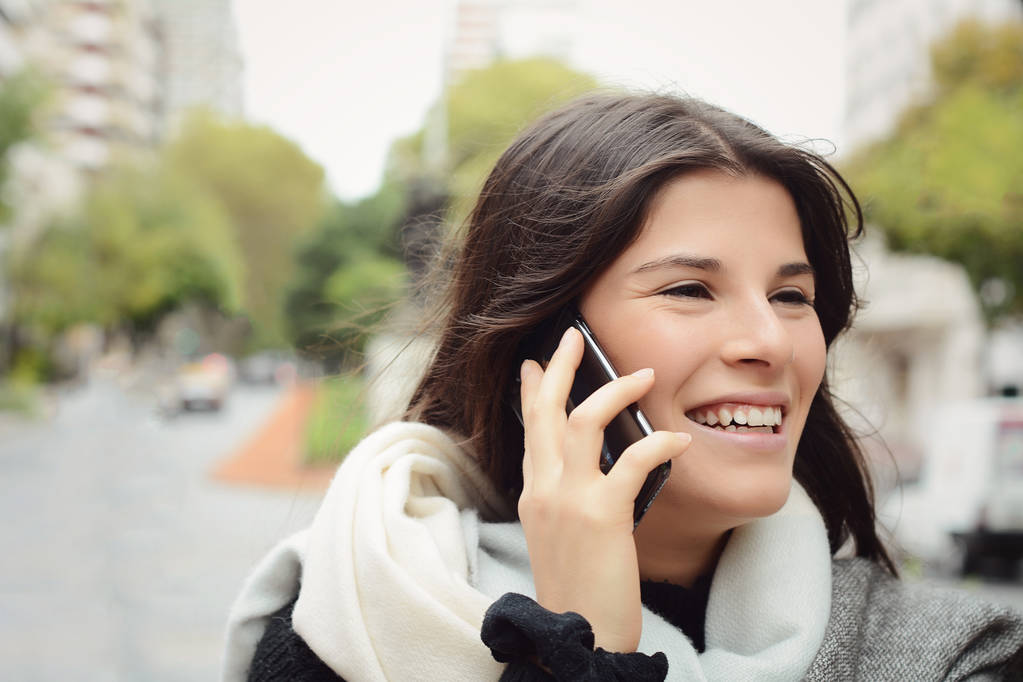 Portrét mladé ženy latinské mluvit na mobilním telefonu. Venku. - Fotografie, Obrázek