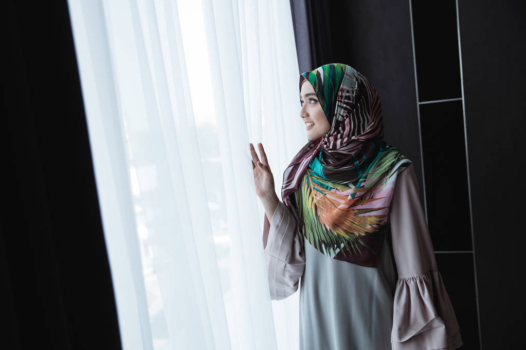 femme musulmane regardant par la fenêtre
 - Photo, image