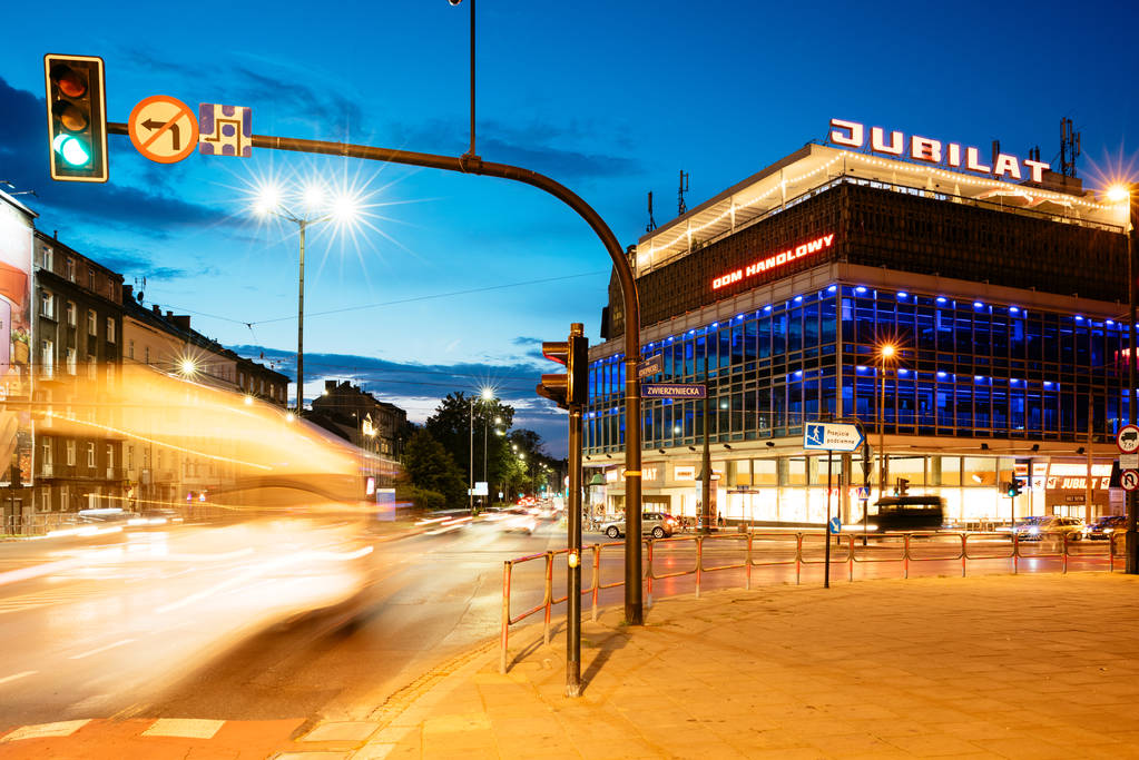 Cracóvia, Polônia - 26 de julho de 2018: Vista noturna do Centro Comercial Jubilat em Cracóvia, Polônia
,  - Foto, Imagem