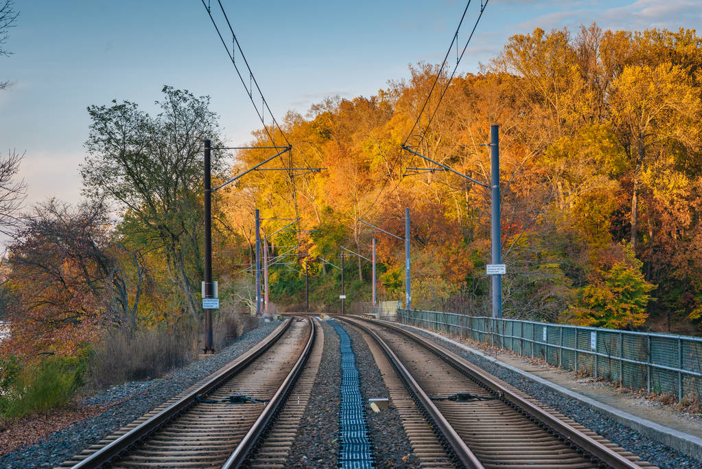Baltimore, Maryland renk ışık demiryolu parça ve sonbahar - Fotoğraf, Görsel