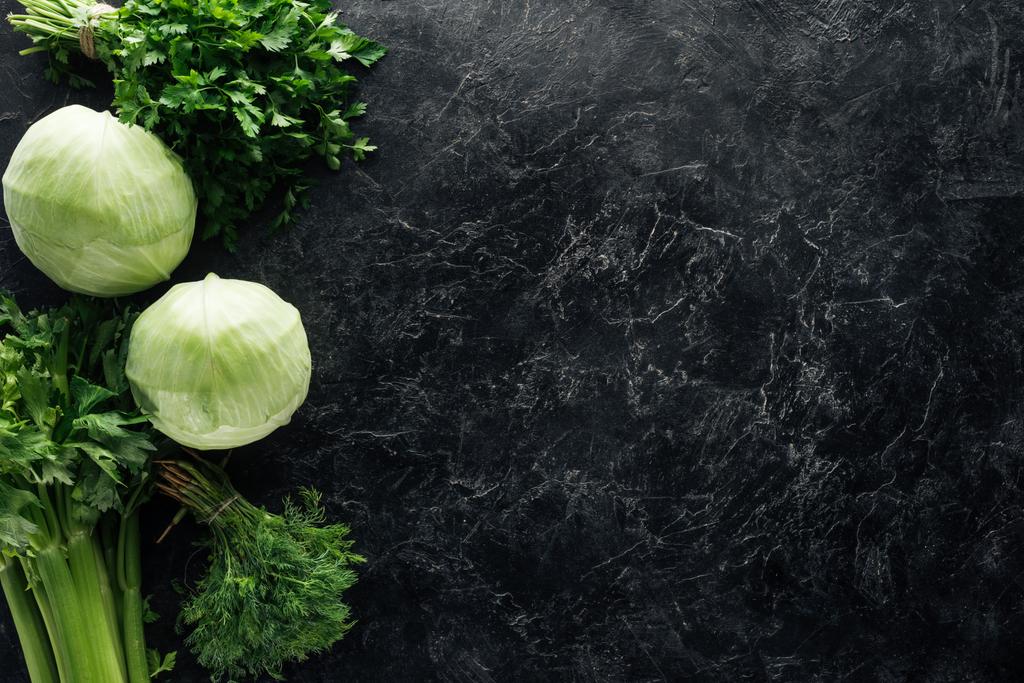 Ansicht der Lebensmittelzusammensetzung mit grünem, frischem Gemüse auf schwarzer Marmor-Tischplatte - Foto, Bild